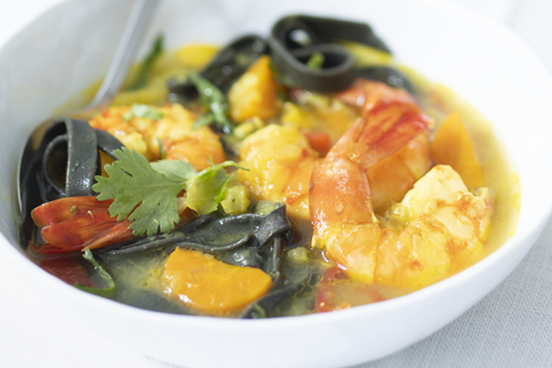 Pot-au-feu de crevettes, bouillon à la citronnelle et tagliatelles à l’encre de seiche