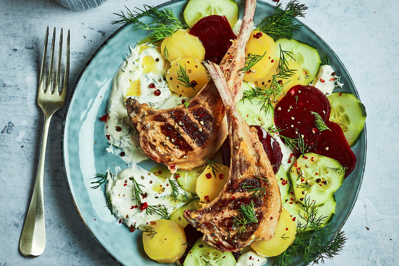 Salade de pommes de terre et côtelettes d’agneau grillées