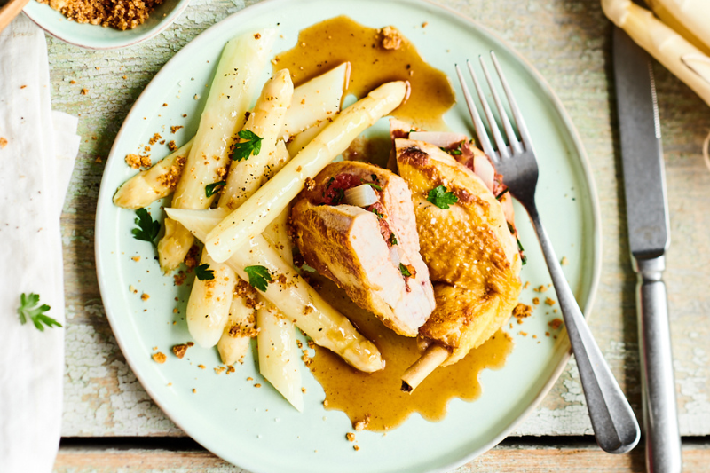 Suprêmes de poulet farcis aux asperges blanches de France sablées au Parmesan