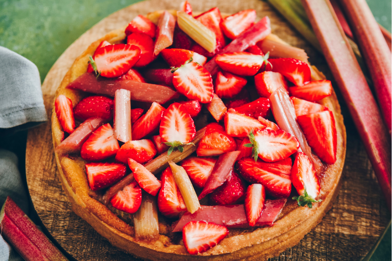 Tarte fraise rhubarbe aux amandes