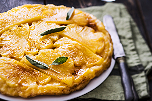 Tatin d’ananas au gingembre et à la sauge