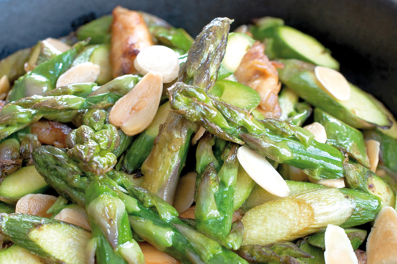 Wok d’asperges vertes de France au poulet et amandes grillées