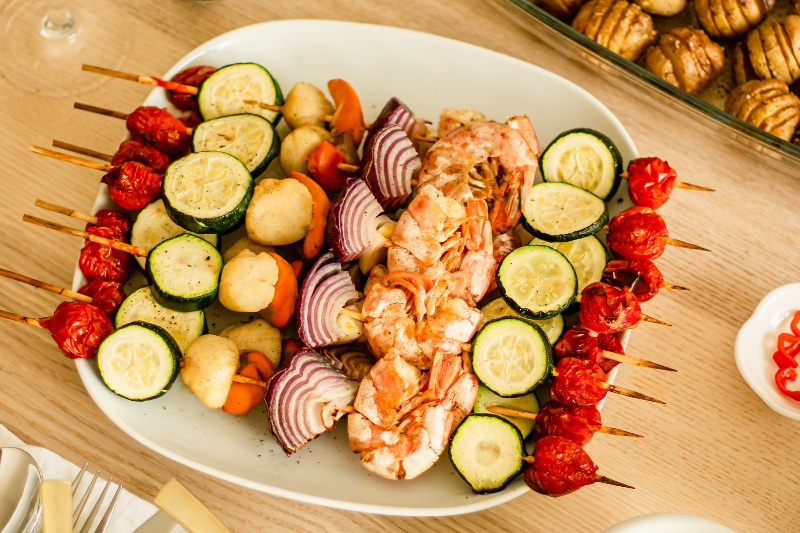 Brochettes de crevettes et Saint-Jacques aux légumes