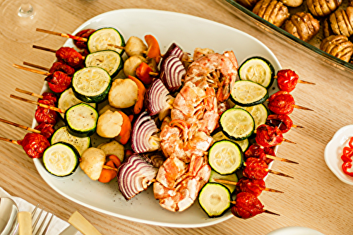 Brochettes de crevettes et Saint-Jacques aux légumes