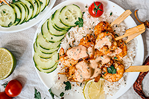 Brochettes de crevettes marinées et sauce au beurre de cacahuètes