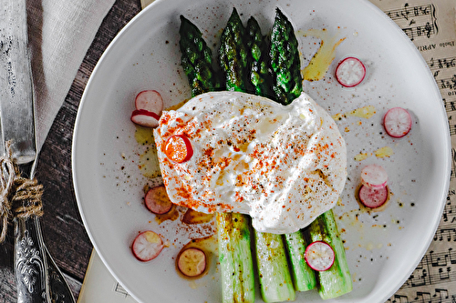 Burrata rouge, asperges vertes et piment