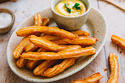 Churros de pommes de terre, mayonnaise au curry