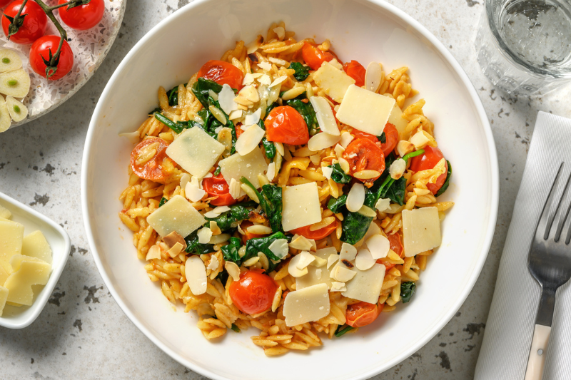 Orzo pilaf aux épinards et tomates