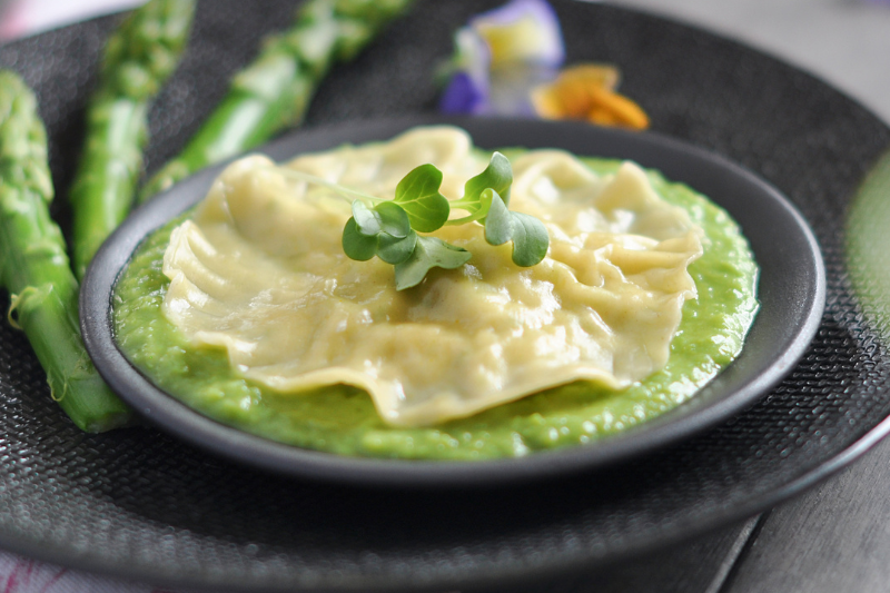 Ravioles aux asperges et crème de petits pois