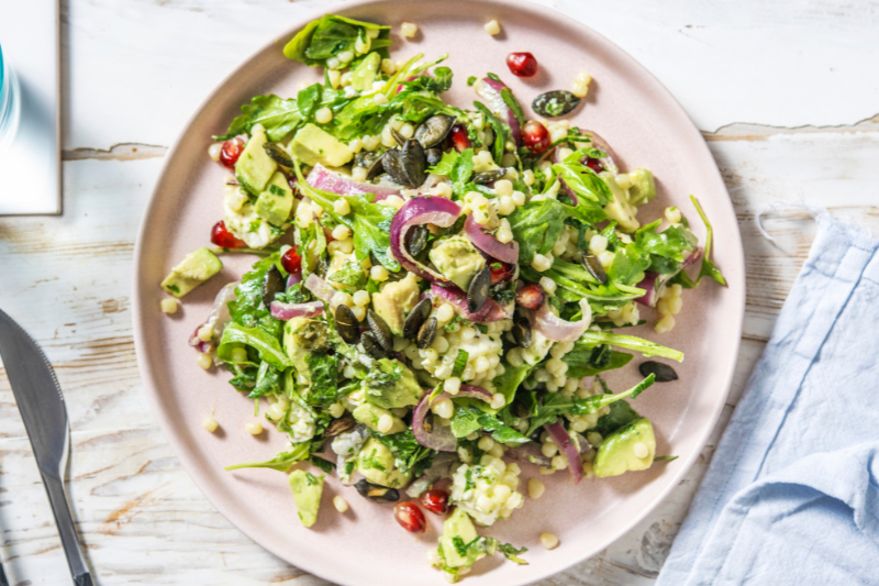 Salade de couscous perlé à la sud-américaine garnie de feta, d'avocat et de grenade