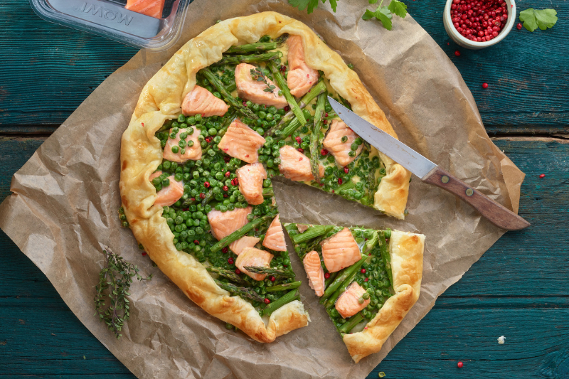 Tarte rustique au saumon Mowi, petits pois et asperges