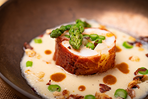 Tournedos d’asperges françaises aux gambas et jambon de Bayonne, crémeux d’asperges blanches et bisque au cédrat, noisettes torréfiées