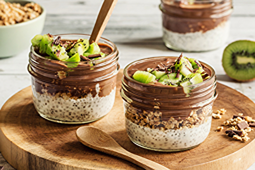 Verrines gourmandes aux graines de chia, granola et chocolat A Bicyclette