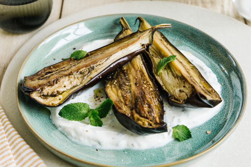 Aubergines rôties au fromage frais onctueux Isigny Sainte-Mère et à la menthe