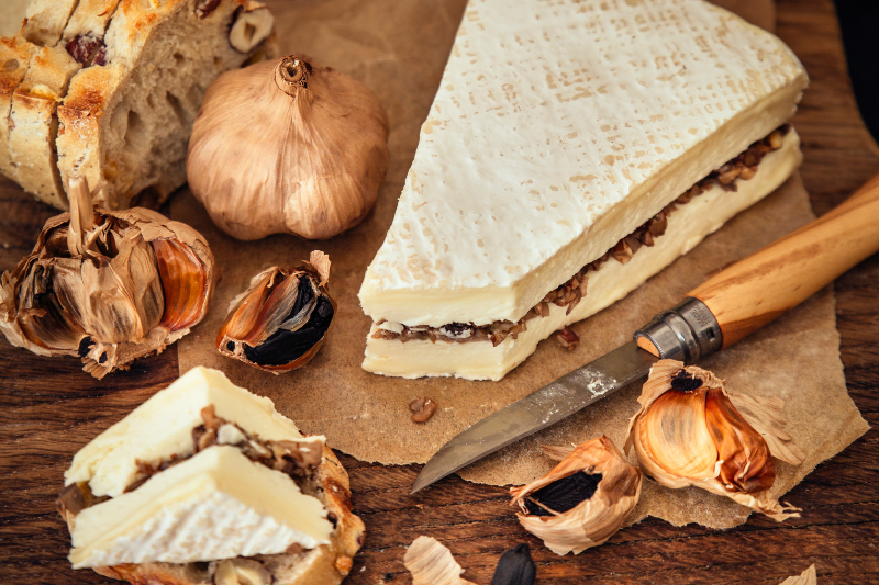 Brie farci aux champignons et à l’ail noir