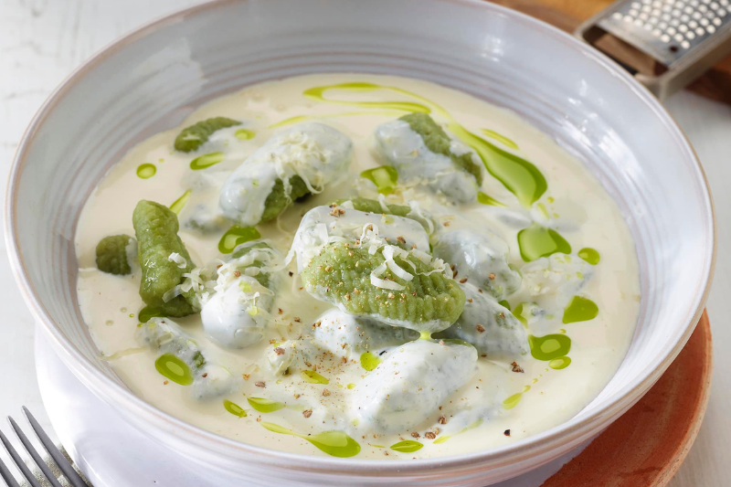 Gnocchi verts, sauce Morbier tranchée à l’huile d’herbe