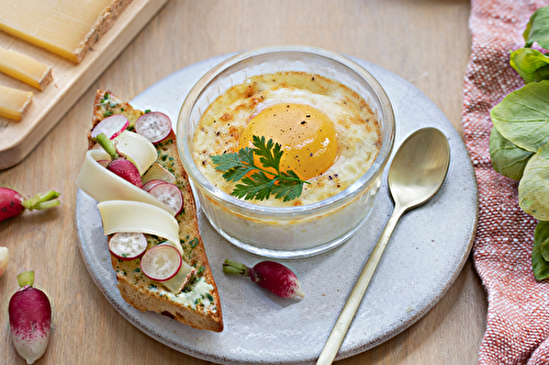 Oeuf cocotte au Comté 12 mois Entremont et toast de radis au beurre d’herbes