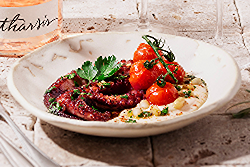 Poulpe grillé, purée crémeuse aux haricots blancs, tomates cerises confites et sauce au piment d’Espelette