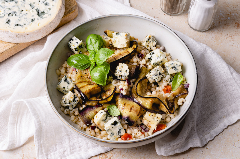 Salade de couscous perlé à la Fourme d’Ambert, tomates semi-séchées, aubergines grillées, pickles d’oignons rouges et basilic