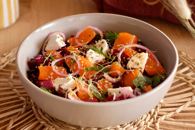 Salade de riz noir aux betteraves et à la truite fumée