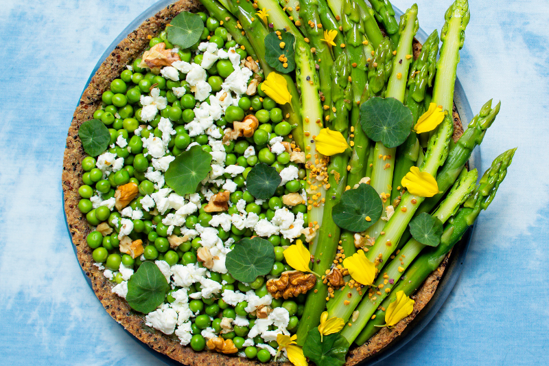 Tarte à base de quinoa, asperges, petits pois et chèvre