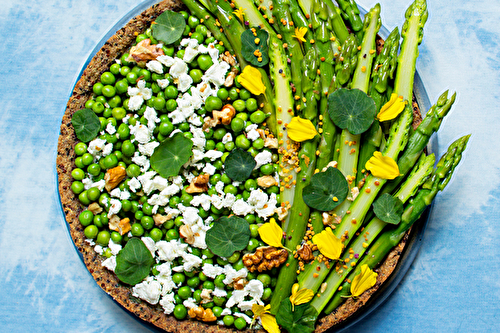 Tarte à base de quinoa, asperges, petits pois et chèvre