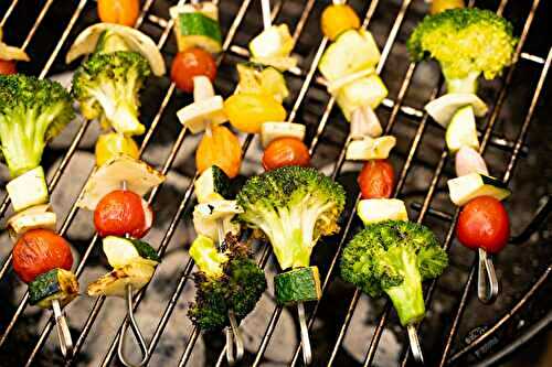 Brochettes de légumes marinés au barbecue