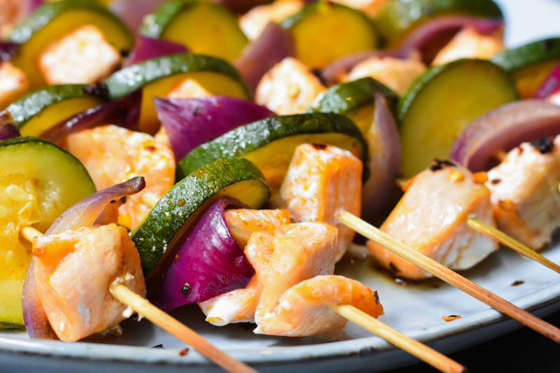 Brochettes de truite marinée aux légumes