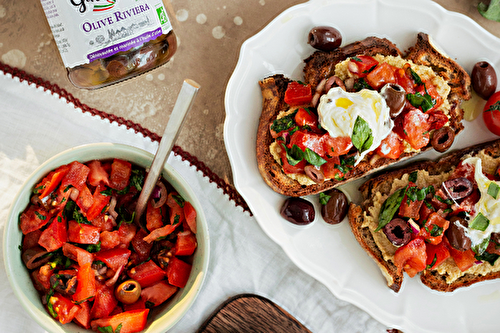 Bruschettas à la crème d’artichaut, tomates, olives et Stracciatella