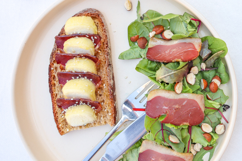 Bruschettas au Chavignol, magret fumé et miel