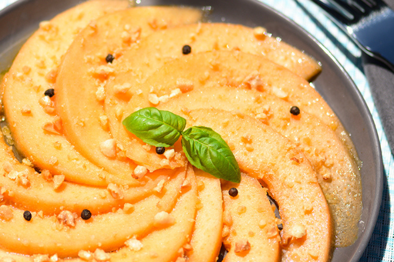 Carpaccio de melon, vinaigrette aux agrumes et cacahuètes