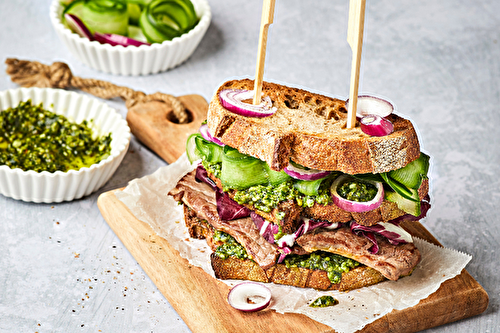 Club-sandwich au gigot d’agneau et pesto de roquette