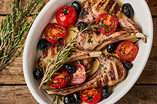 Côtelettes d’agneau rôties aux tomates, olives noires et potatoes