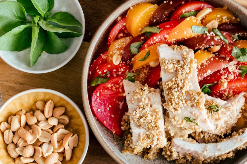 Escalopes de dinde au sésame et tomates anciennes