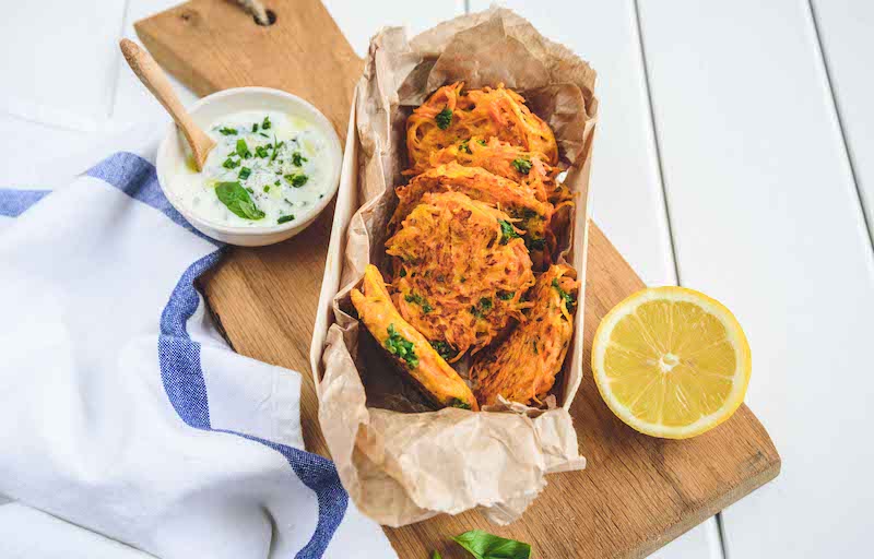 Galettes de carottes sauce aux herbes