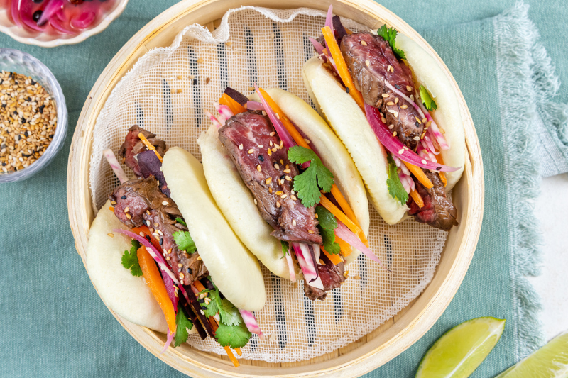 Gua bao à l’onglet de boeuf et pickles