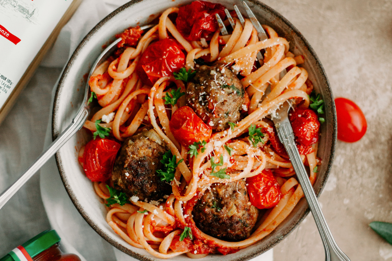 Linguine aux boulettes de viande en sauce tomate