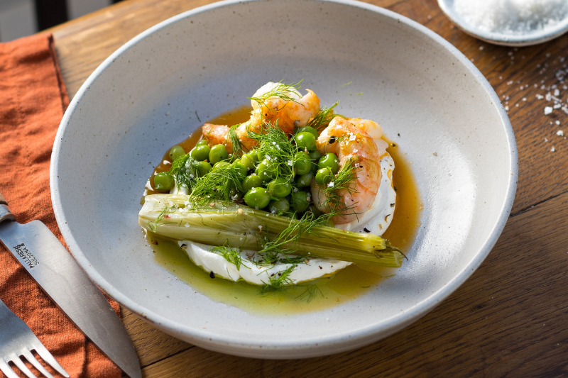 Petits pois fumés et langoustines du Croisic grillées à la Fleur de Sel Le Guérandais