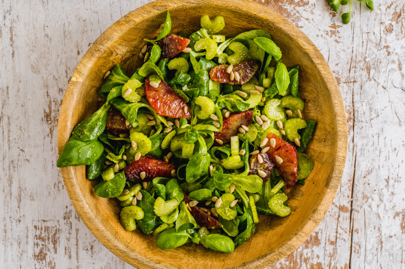 Salade de mâche, céleri, orange et vinaigrette au pesto