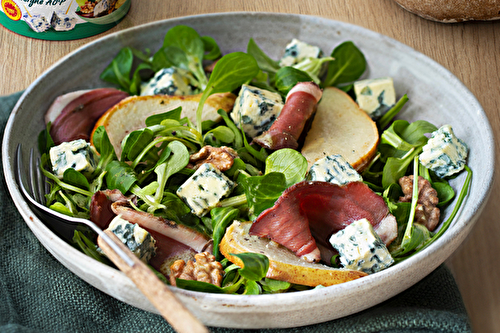 Salade de poires, magret fumé en tranches et noix, aux cubes de Bleu d’Auvergne