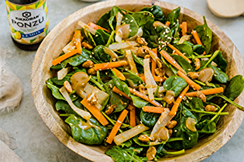 Salade de pousses d’épinards aux légumes croustillants et vinaigrette sésame-cacahuètes