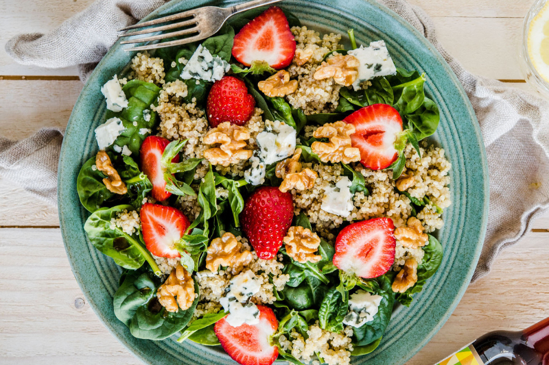 Salade de quinoa au Roquefort, épinards, noix et fraises