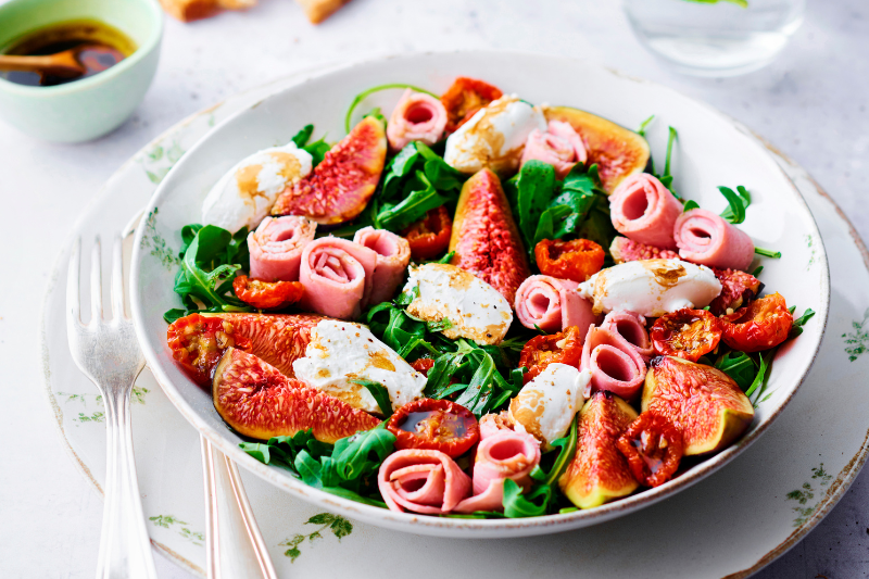 Salade de roquette aux figues, chèvre frais, tomates confites et jambon Le Bon Paris Herta®