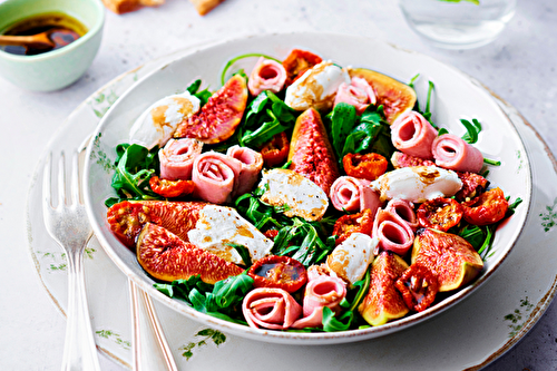 Salade de roquette aux figues, chèvre frais, tomates confites et jambon Le Bon Paris Herta®