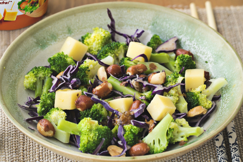 Salade thaï au brocolis, chou rouge, cacahuètes et cubes de Cantal Entremont