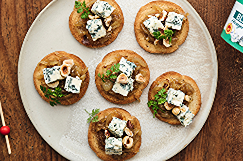 Toasts de compotée d’oignons au bleu et aux noisettes