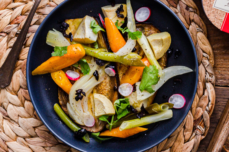 Aubergines confites à l’huile d’olive et légumes à la grecque