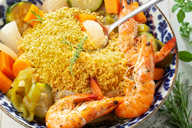 Couscous parfumé aux épices douces, aux légumes et gambas sautées aux herbes