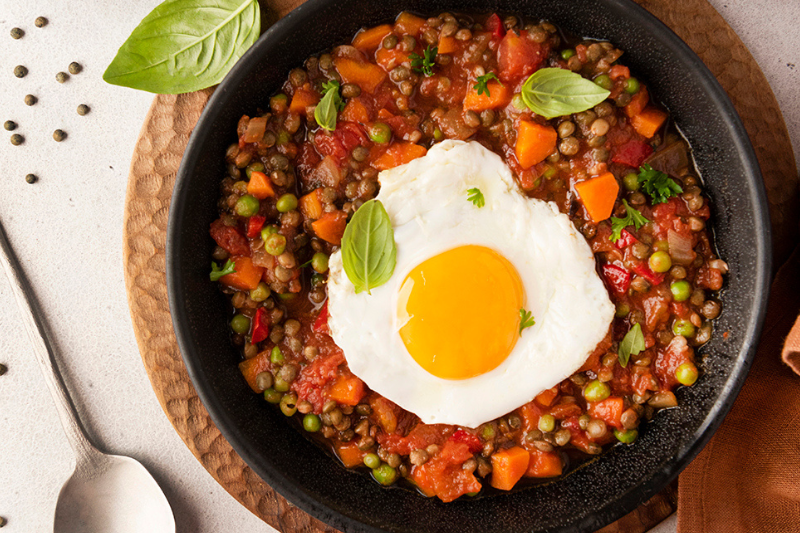 Dahl méditerranéen aux légumes et aux œufs