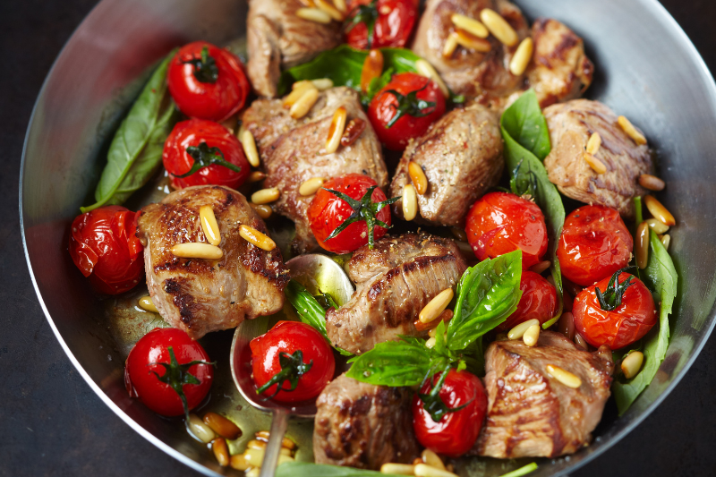 Poêlée d’agneau bio aux tomates cerises et basilic